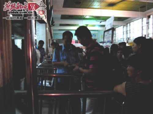 保定火车站,动车乘客检票,列车员只检查了车票,没有查验身份证。 保定火车站,动车乘客检票,列车员只检查了车票,没有查验身份证。