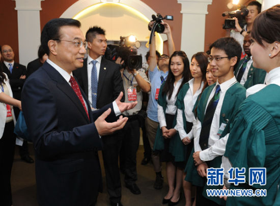 8月18日，香港大学举行百周年校庆典礼，国务院副总理李克强出席典礼并致辞。这是李克强与香港大学学生亲切交谈。 新华社记者 马占成 摄