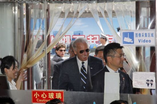 拜登在美新任驻华大使骆家辉的陪同下，和孙女一起品尝北京炸酱面。