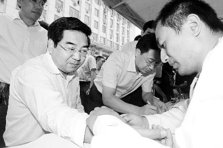 郑州市直机关200余名公务员献血 _新闻中心_