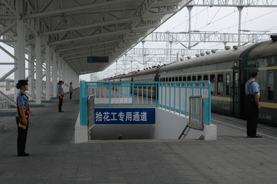 2011年首趟棉农工专列抵达新疆奎屯火车站