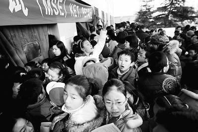 2009年11月21日，北京。为“小升初”考英语证，2000多名孩子和家长来到一“剑桥英语考试KET/PET”考点，部分家长拥堵在考场门前，场面一度失控。CFP供图（资料图片）
