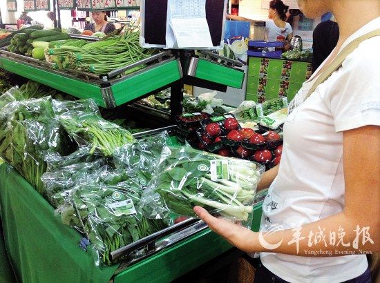 在“青怡”销售区，蔬菜都贴绿色的“有机产品”标签 羊城晚报记者 谭超 摄