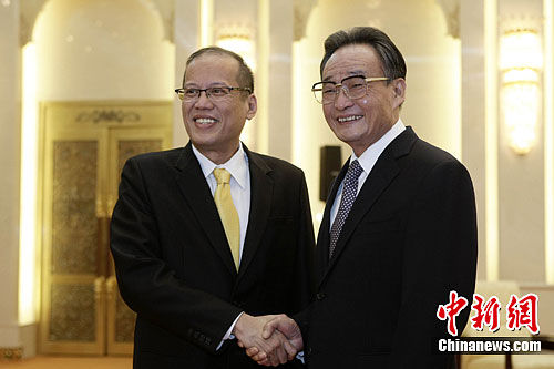 9月1日，中国全国人大常委会委员长吴邦国在北京人民大会堂会见菲律宾总统贝尼尼奥·阿基诺三世。菲律宾共和国总统贝尼尼奥·阿基诺三世是应胡锦涛主席的邀请，于8月30日至9月3日对中国进行国事访问。中新社发 盛佳鹏 摄  