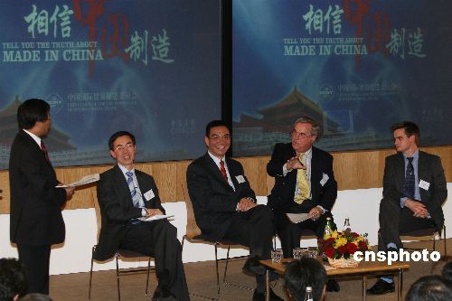 图为英国诺丁汉大学教授姚树洁 、中国驻英使馆政治参赞刘为民、北京大学中国经济研究中心主任林毅夫、英中贸易协会主席白乐威和英国诺丁汉大学讲师萨瑟兰(自左至右)就“中国制造”的话题进行讨论。  