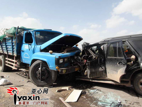 新疆一越野车迎头撞上大货车致三死两伤