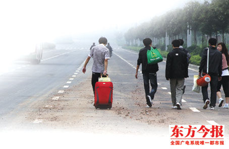 开学没两天放假腾地方 学校请大三学生配合