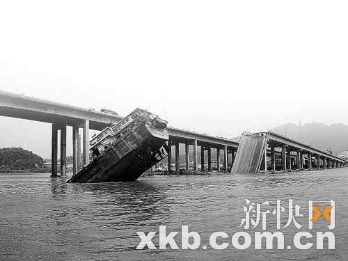 2007年6月15日，九江大桥坍塌，致8死1失踪。资料图