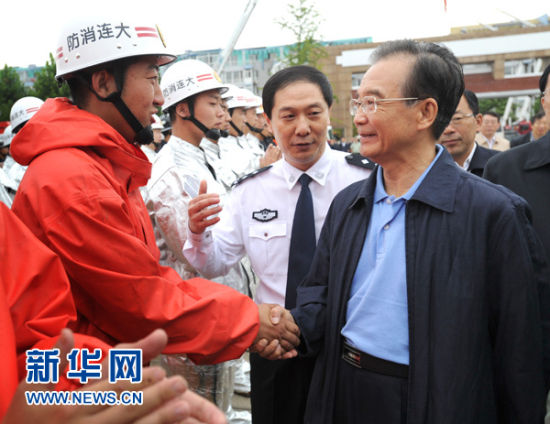 这是9月15日上午，温家宝来到大连市公安局消防支队看望慰问消防官兵。（新华社记者马占成摄）