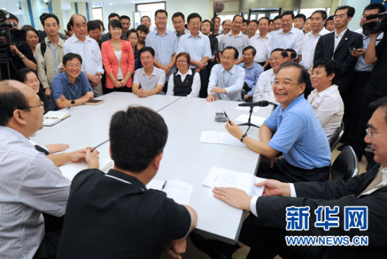 这是9月15日上午，温家宝在大连市沙河口区就业与社会保障服务中心的服务大厅与部分用工企业负责人座谈。（新华社记者马占成摄）