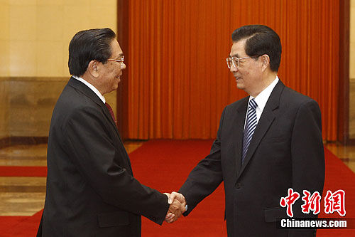  9月19日，中共中央总书记、中国国家主席胡锦涛在北京人民大会堂举行仪式，欢迎老挝人民革命党总书记、国家主席朱马里访华。中新社发 盛佳鹏 摄