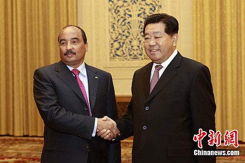 9月23日，中国全国政协主席贾庆林在北京人民大会堂会见毛里塔尼亚总统阿齐兹。中新社发 盛佳鹏 摄