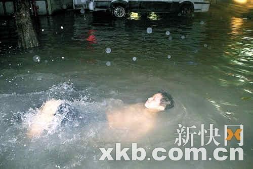 广州暴雨内涝暨南大学遭严重水浸停课