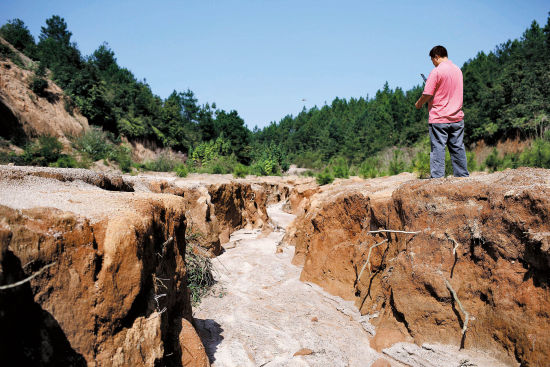 全南县陂头镇李家洞，废弃的稀土矿，给当地生态带来极大的污染