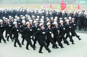 北京市安全生产执法监察总队成立,图为安监执法人员展示新式执法服装