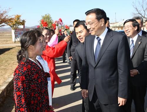 10月25日，正在朝鲜进行正式友好访问的中共中央政治局常委、国务院副总理李克强参观朝中友好宅庵合作农场。这是李克强与农场员工亲切交谈。新华社记者姚大伟摄