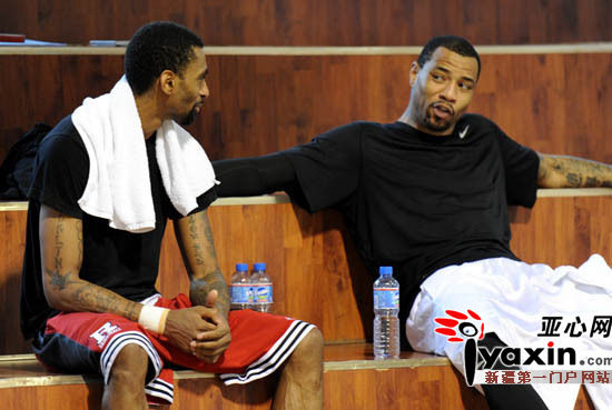 新疆广汇男篮新赛季首次公开训练 邓华德随和