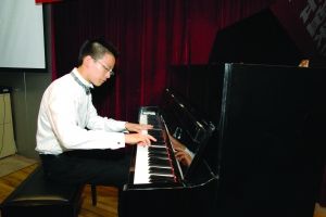 从未考过级,却成钢琴王子