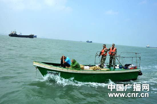 海南海警支队查获首起海上私运彩票纸案件