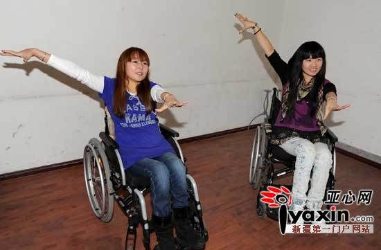 新疆乌鲁木齐轮椅二人组演绎残疾人爵士舞