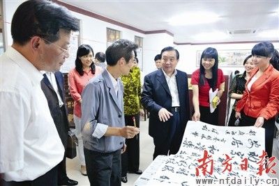 昨日下午，王晨（右四）率中央宣讲团成员到越秀区广卫街都府社区参观，并与市民座谈。 南方日报记者 王辉 摄