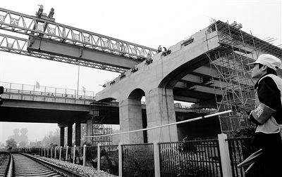 京承高速至怀柔 将架快速路 上午跨越京承铁路