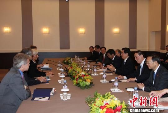 当地时间2日下午，中国国家主席胡锦涛在法国戛纳会见国际货币基金组织总裁拉加德。这是拉加德就任后首次同胡锦涛举行会见。 张朔 摄