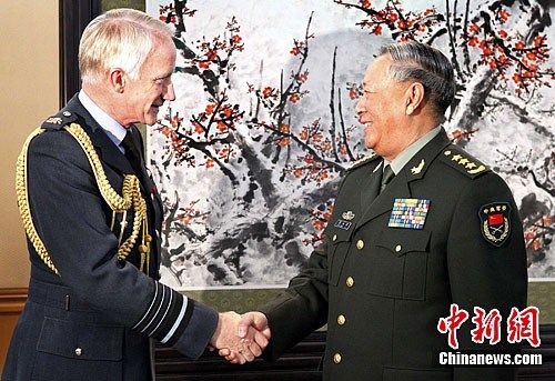 11月14日下午，中国人民解放军总参谋长陈炳德上将 在北京八一大楼会见到访的英国空军参谋长斯蒂芬·道尔顿空军上将。中新社发 宋吉河 摄