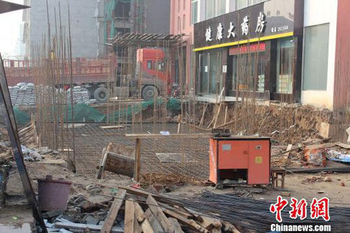 河南驻马店中心血站大楼被违章建筑架空