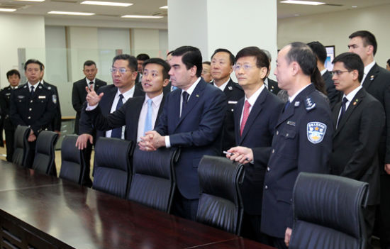图为孟建柱陪同别尔德穆哈梅多夫在公安部互联网安全管理中心考察。
