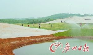 1600多亩的高尔夫球场仍在建设。 