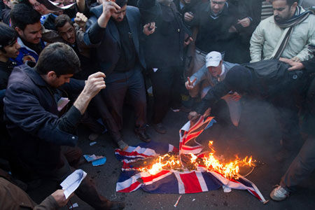 伊朗军警驱散示威者恢复英国使馆周边治安