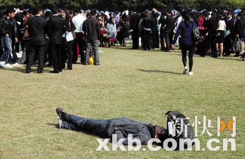 今年规模最大本科招聘会 企业年薪十万聘人才