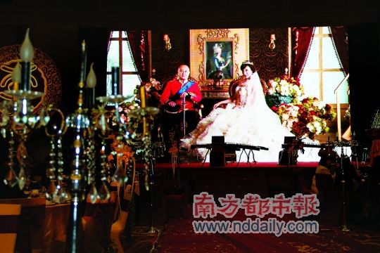 筵开百席,不用礼金,还赠彩票两张,镀金小金人一对。前晚,深圳会展中心5号馆,一对新人结婚,室内筵开百席,赵本山的徒弟王小利也携妻李琳到场演出二人转,室外则豪车云集,不乏特种车牌。据悉,此番婚宴花费至少百万。有男方的朋友称,男方是做生意的潮汕人。 南都记者李亚坤 张舟逸
