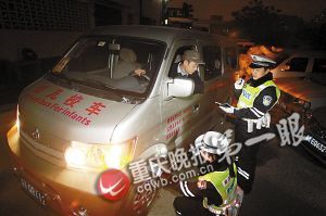 昨日下午6时许，沙坪坝区磁器口平台交巡警对一辆校车进行安全检查。重庆晚报记者 杨帆 摄