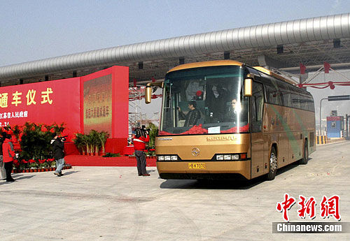 12��24�գ��ɽ��ա��Ϻ����ع����Ŀ罭��·���š�������������ʽͨ���������Ϻ�ͨ�����գ����С��ձ����ı����ţ�ʵ���˽������Ϻ��ġ�ȫ��λ�����Ρ�ȫ����޷�Խӡ���������� �޼��� ��