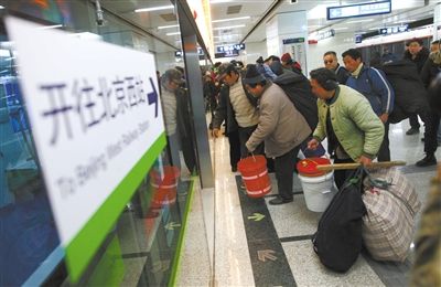 昨日,9号线郭公庄站,几位返乡乘客背着大包乘车。 昨日,9号线郭公庄站,几位返乡乘客背着大包乘车。