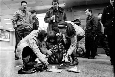 儿子病了,他还跟那女人跑了