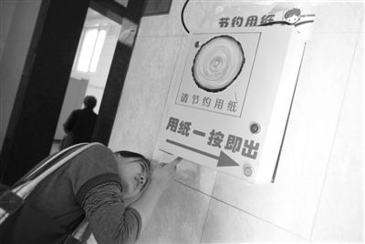 2010��10��4�գ���Ȼͤ��԰�ڵĹ��ޣ�Ů�ο���ʹ���Զ���ֽ������԰�����Զ���ֽ�����ɽ�ʡ����ֽ�� �������� ���� ��