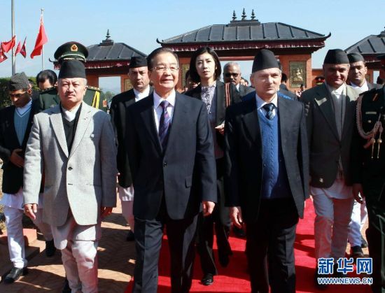 1月14日，中国国务院总理温家宝抵达加德满都，开始对尼泊尔进行正式访问。这是温家宝出席尼泊尔总理巴布拉姆·巴特拉伊举行的欢迎仪式。新华社记者 刘卫兵 摄