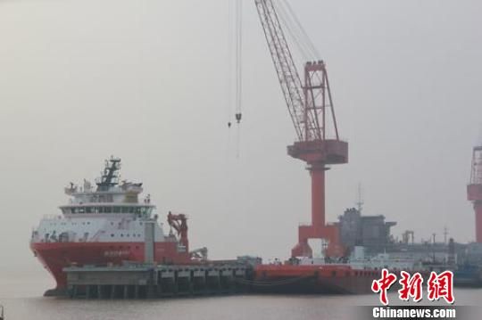 武船进水坐底船预计今夜能恢复无其它倾覆可能