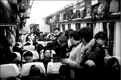 火车乘警通宵不眠从北京一路挤到深圳