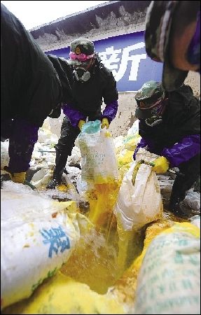 1月28日，在广西宜州叶茂水电站，武警战士将氯化铝投入水池，引入龙江河中稀释污染水体。