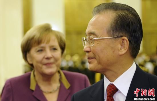 2月2日，中国国务院总理温家宝在北京人民大会堂举行仪式欢迎德国总理默克尔访华。中新社记者 廖攀 摄