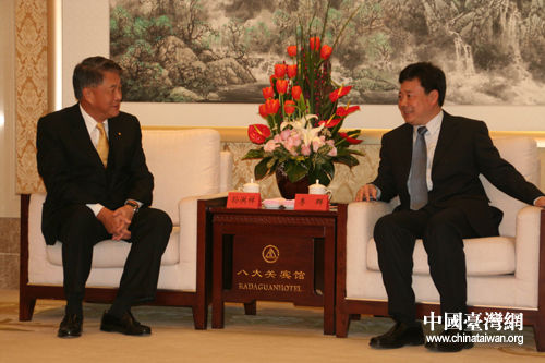 岛市委书记李群会见台湾中华航空总经理孙洪祥