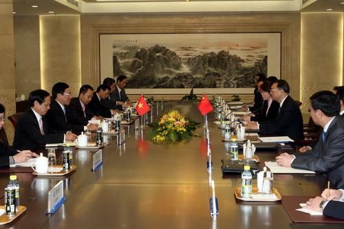 杨洁篪同越南外长举行会谈