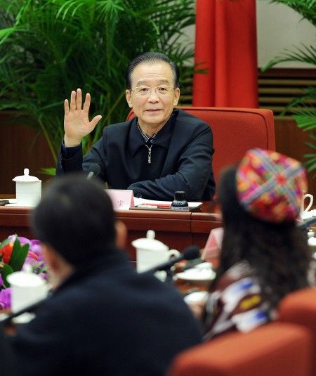 2月7日，温家宝听取基层群众对《政府工作报告（征求意见稿）》的意见和建议。新华社记者 李涛 摄