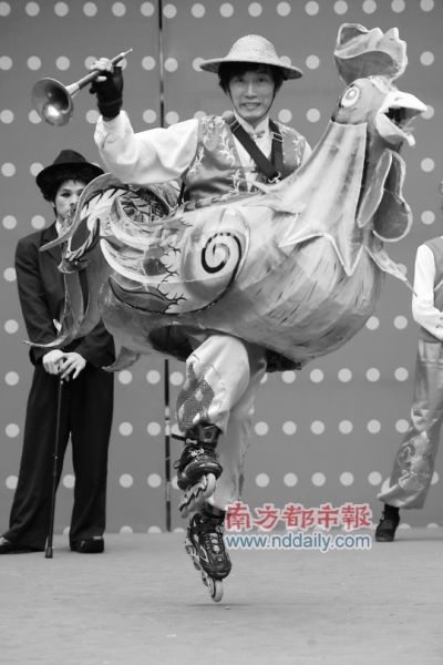 踩着轮滑卖鸡公榄