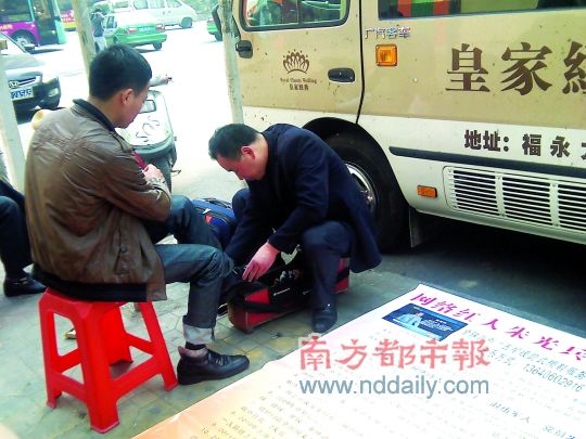 网络红人“朱抢抢”跪式擦鞋引争议