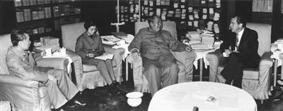 毛泽东（右二）在中南海会见尼克松（右）。